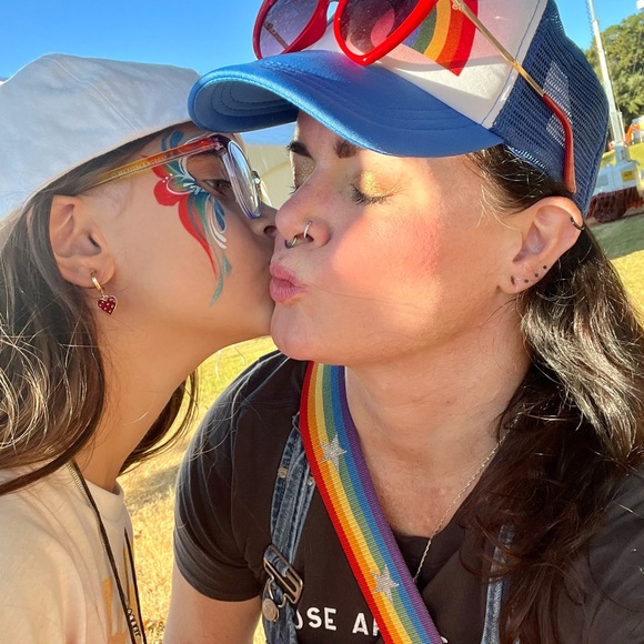 Hi! Meet Jasmine, your posher. Mom, shopper, seller and treasure hunter. 💙✌🏻👑 - Picture 8 of 12